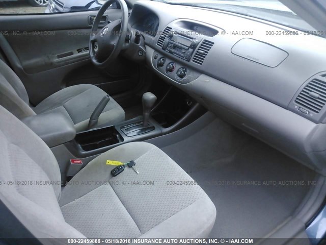 4T1BE32K33U719567 - 2003 TOYOTA CAMRY LE/XLE/SE ლურჯი ფოტო 5