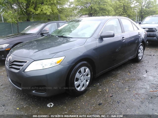 4T1BF3EK3AU090107 - 2010 TOYOTA CAMRY SE/LE/XLE ნაცრისფერი ფოტო 2