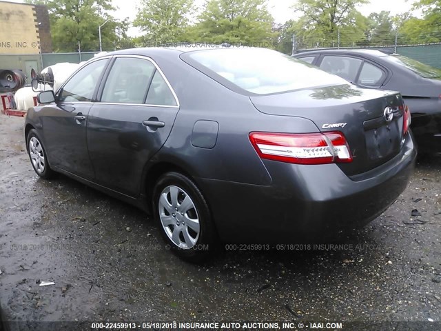 4T1BF3EK3AU090107 - 2010 TOYOTA CAMRY SE/LE/XLE ნაცრისფერი ფოტო 3