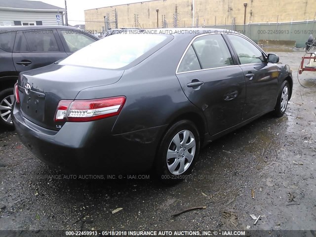 4T1BF3EK3AU090107 - 2010 TOYOTA CAMRY SE/LE/XLE ნაცრისფერი ფოტო 4