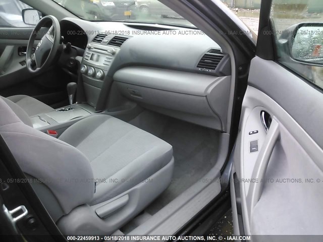 4T1BF3EK3AU090107 - 2010 TOYOTA CAMRY SE/LE/XLE ნაცრისფერი ფოტო 5