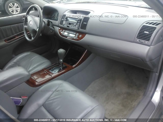 4T1BE30K12U581237 - 2002 TOYOTA CAMRY LE/XLE/SE ვერცხლისფერი ფოტო 5