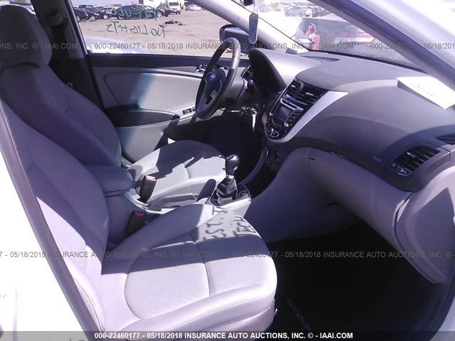 KMHCU5AE5DU066790 - 2013 HYUNDAI ACCENT GLS/SE WHITE photo 5