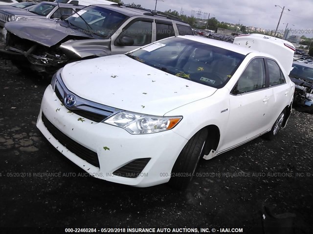 4T1BD1FK1CU062110 - 2012 TOYOTA CAMRY HYBRID/LE/XLE WHITE photo 2