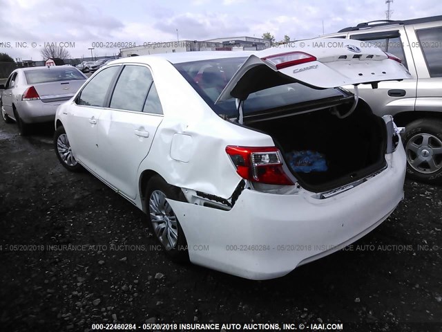 4T1BD1FK1CU062110 - 2012 TOYOTA CAMRY HYBRID/LE/XLE WHITE photo 3