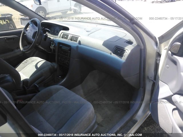 JT2BG22K1Y0493304 - 2000 TOYOTA CAMRY CE/LE/XLE 银色 照片 5