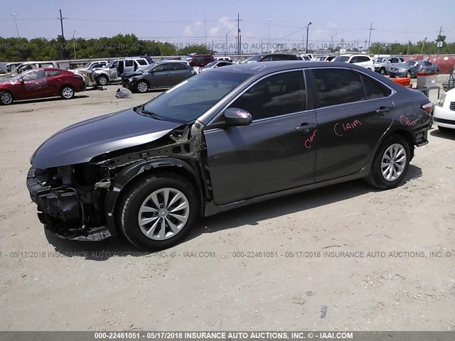 4T4BF1FK0GR531726 - 2016 TOYOTA CAMRY LE/XLE/SE/XSE GRAY photo 2