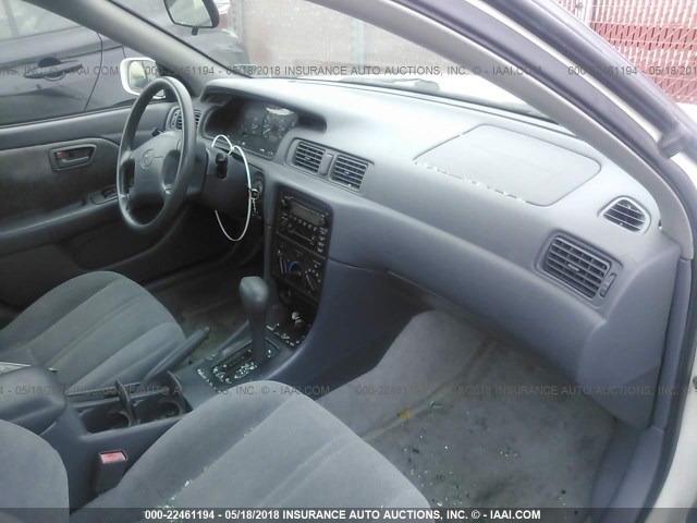 4T1BG22K21U857666 - 2001 TOYOTA CAMRY CE/LE/XLE თეთრი ფოტო 5