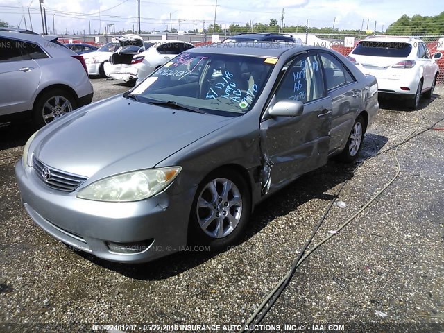 4T1BF32K86U627470 - 2006 TOYOTA CAMRY LE/XLE/SE ნაცრისფერი ფოტო 2