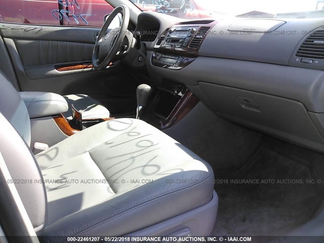 4T1BF32K86U627470 - 2006 TOYOTA CAMRY LE/XLE/SE ნაცრისფერი ფოტო 5