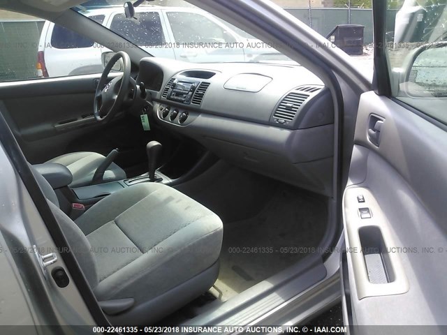 4T1BE32K64U807773 - 2004 TOYOTA CAMRY LE/XLE/SE 银色 照片 5