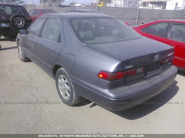 JT2BF22K0V0083477 - 1997 TOYOTA CAMRY LE/XLE SILVER photo 3