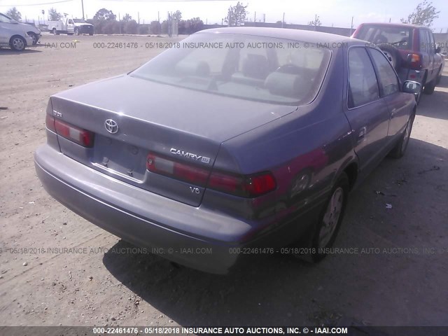 JT2BF22K0V0083477 - 1997 TOYOTA CAMRY LE/XLE SILVER photo 4