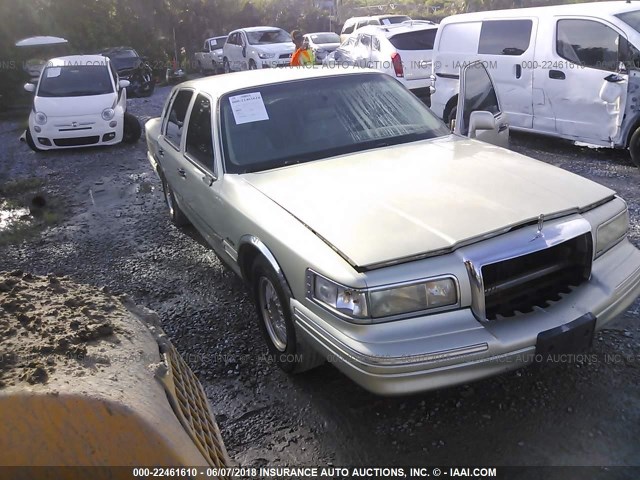 1LNLM82W8VY625364 - 1997 LINCOLN TOWN CAR SIGNATURE/TOURING GOLD photo 1