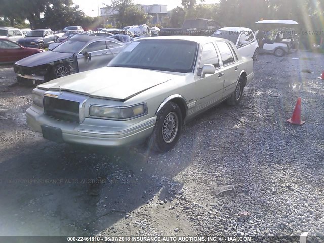 1LNLM82W8VY625364 - 1997 LINCOLN TOWN CAR SIGNATURE/TOURING GOLD photo 2