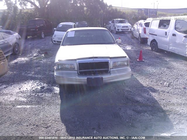 1LNLM82W8VY625364 - 1997 LINCOLN TOWN CAR SIGNATURE/TOURING GOLD photo 6