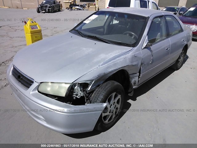 4T1BF22K71U116481 - 2001 TOYOTA CAMRY LE/XLE GRAY photo 2