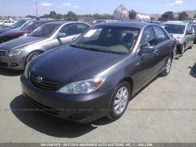 4T1BF30KX2U507182 - 2002 TOYOTA CAMRY LE/XLE/SE GRAY photo 2