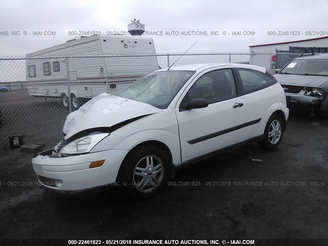 3FAFP3138YR111848 - 2000 FORD FOCUS ZX3 WHITE photo 2