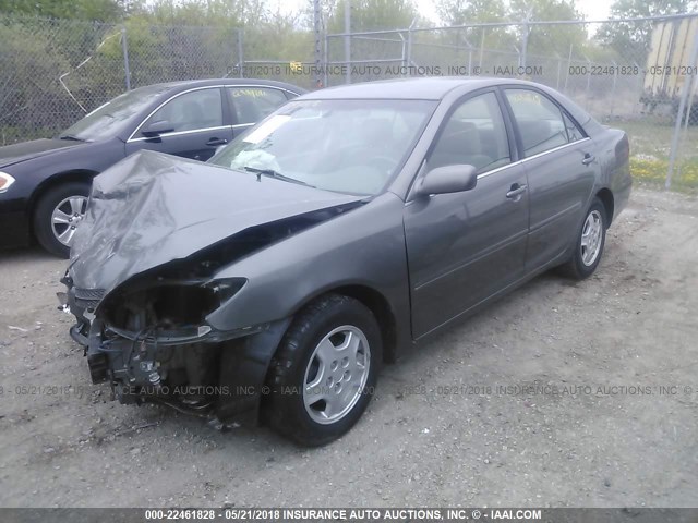 4T1BF30K62U541992 - 2002 TOYOTA CAMRY LE/XLE/SE ნაცრისფერი ფოტო 2