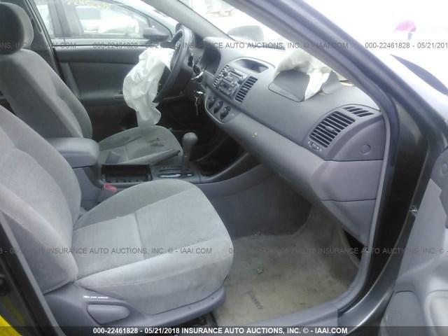 4T1BF30K62U541992 - 2002 TOYOTA CAMRY LE/XLE/SE ნაცრისფერი ფოტო 5