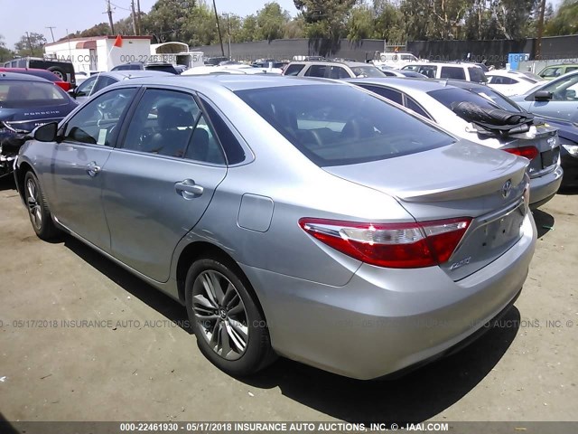 4T1BF1FK5FU935341 - 2015 TOYOTA CAMRY LE/XLE/SE/XSE SILVER photo 3