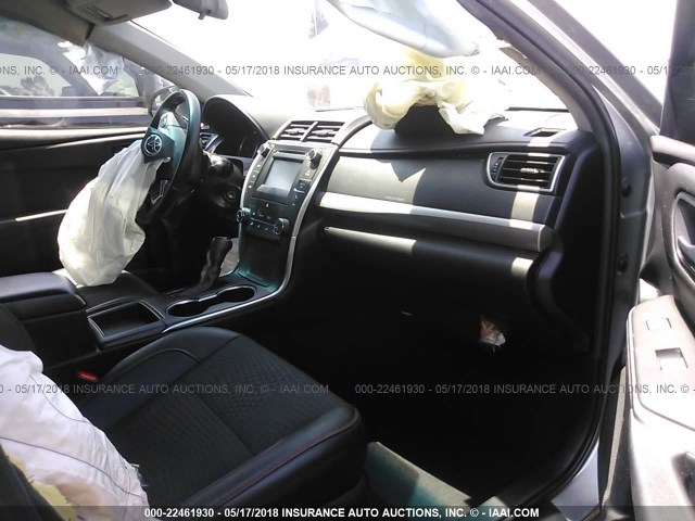 4T1BF1FK5FU935341 - 2015 TOYOTA CAMRY LE/XLE/SE/XSE SILVER photo 5