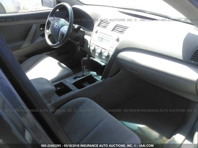 4T4BE46K79R079636 - 2009 TOYOTA CAMRY SE/LE/XLE ნაცრისფერი ფოტო 5