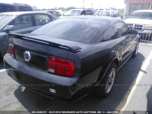 1ZVFT82H465225081 - 2006 FORD MUSTANG GT BLACK photo 4
