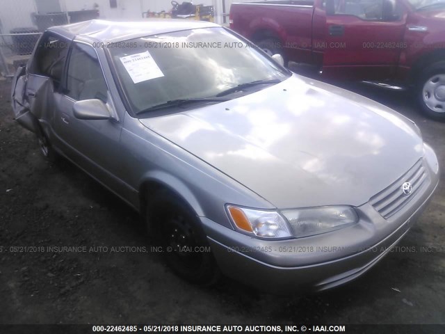 JT2BG28K8W0181985 - 1998 TOYOTA CAMRY LE/XLE Silber Foto 1