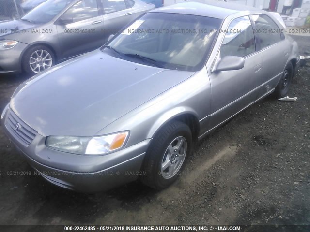 JT2BG28K8W0181985 - 1998 TOYOTA CAMRY LE/XLE Silber Foto 2