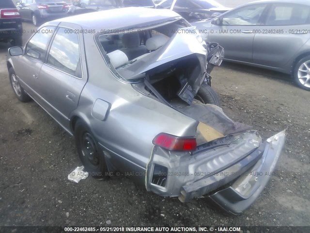 JT2BG28K8W0181985 - 1998 TOYOTA CAMRY LE/XLE Silber Foto 3