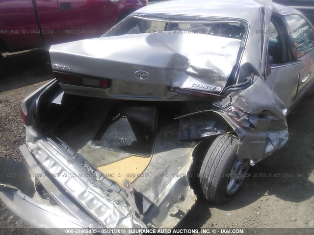 JT2BG28K8W0181985 - 1998 TOYOTA CAMRY LE/XLE Silber Foto 6