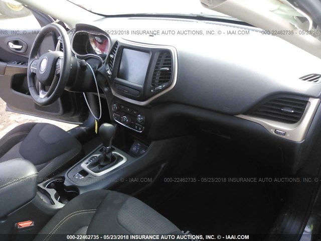 1C4PJLCB7GW116264 - 2016 JEEP CHEROKEE LATITUDE GRAY photo 5