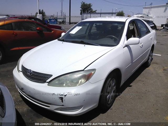 4T1BE32K34U290352 - 2004 TOYOTA CAMRY LE/XLE/SE WHITE photo 2