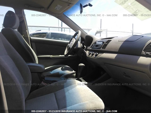 4T1BE32K34U290352 - 2004 TOYOTA CAMRY LE/XLE/SE WHITE photo 5