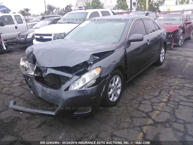 4T4BF3EK4BR111263 - 2011 TOYOTA CAMRY SE/LE/XLE GRAY photo 2