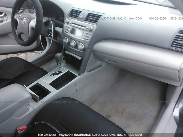 4T4BF3EK4BR111263 - 2011 TOYOTA CAMRY SE/LE/XLE GRAY photo 5