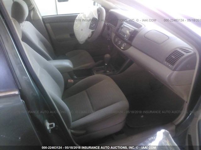 4T1BE32K05U053822 - 2005 TOYOTA CAMRY LE/XLE/SE მწვანე ფოტო 5