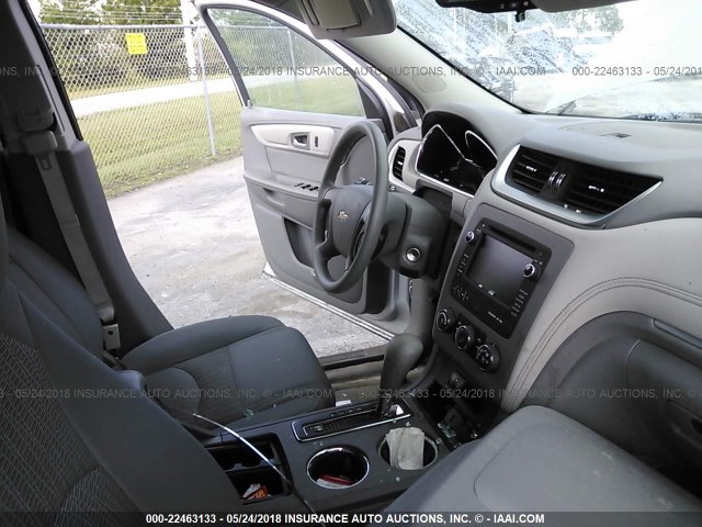 1GNKRFKD1FJ292172 - 2015 CHEVROLET TRAVERSE LS SILVER photo 5