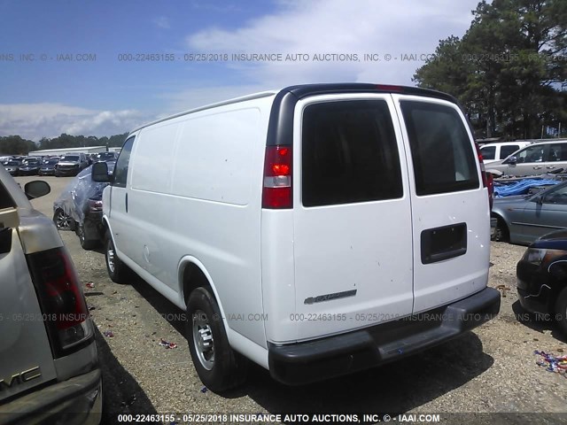 1GCWGAFF2H1247811 - 2017 CHEVROLET EXPRESS G2500  WHITE photo 3