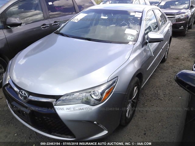4T1BF1FK6FU046550 - 2015 TOYOTA CAMRY LE/XLE/SE/XSE SILVER photo 2