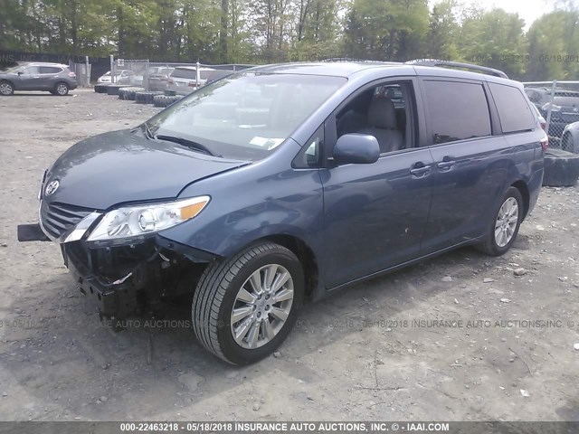 5TDJK3DC5FS108284 - 2015 TOYOTA SIENNA LE BLUE photo 2