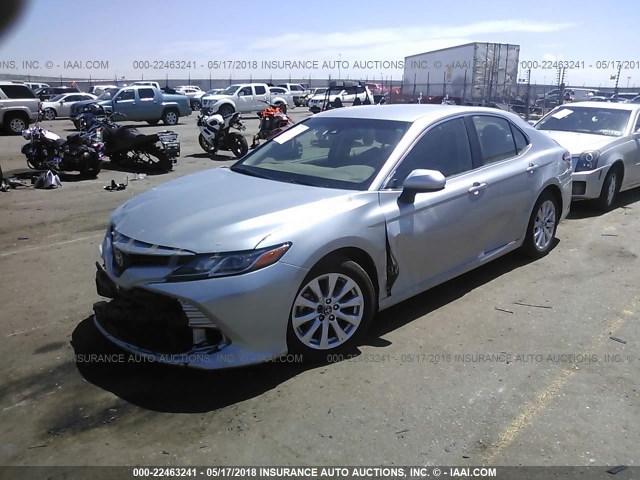 4T1B11HK9JU514646 - 2018 TOYOTA CAMRY L/LE/XLE/SE/XSE SILVER photo 2