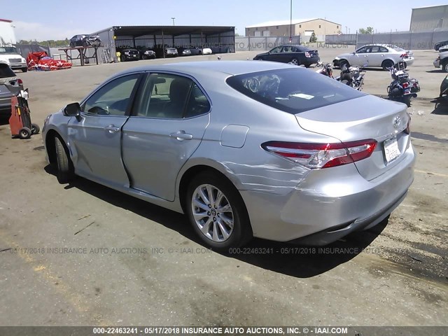 4T1B11HK9JU514646 - 2018 TOYOTA CAMRY L/LE/XLE/SE/XSE SILVER photo 3