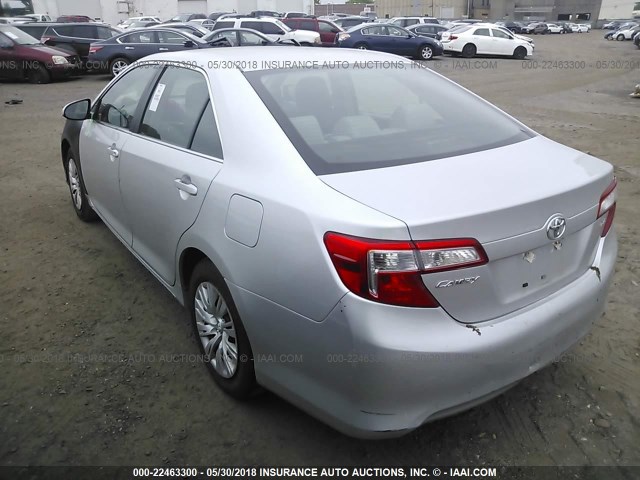 4T4BF1FK3ER360127 - 2014 TOYOTA CAMRY L/SE/LE/XLE SILVER photo 3