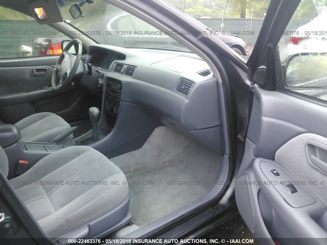 4T1BG22KX1U853574 - 2001 TOYOTA CAMRY CE/LE/XLE ნაცრისფერი ფოტო 5