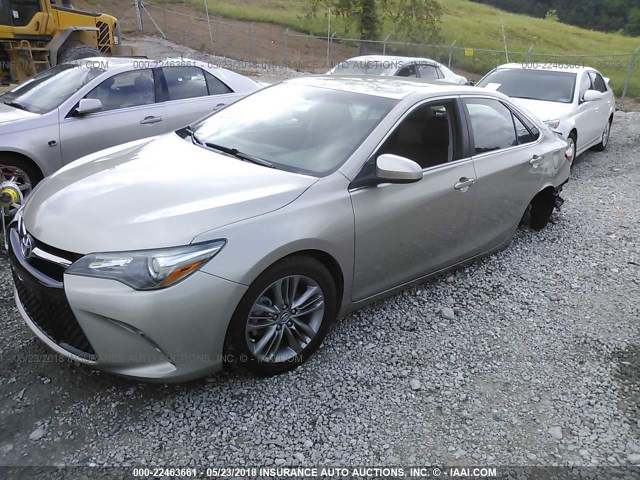 4T1BF1FK7FU057640 - 2015 TOYOTA CAMRY LE/XLE/SE/XSE GOLD photo 2