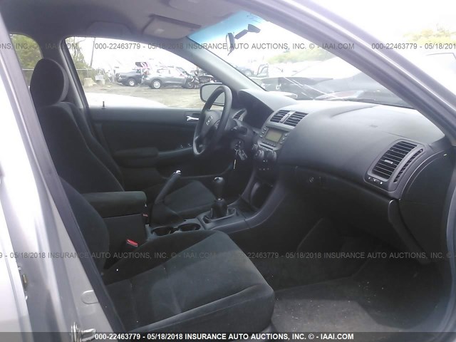 1HGCM55197A020818 - 2007 HONDA ACCORD VALUE SILVER photo 5