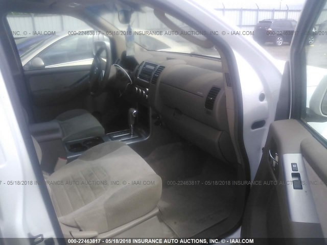 5N1AR18U46C635278 - 2006 NISSAN PATHFINDER LE/SE/XE WHITE photo 5